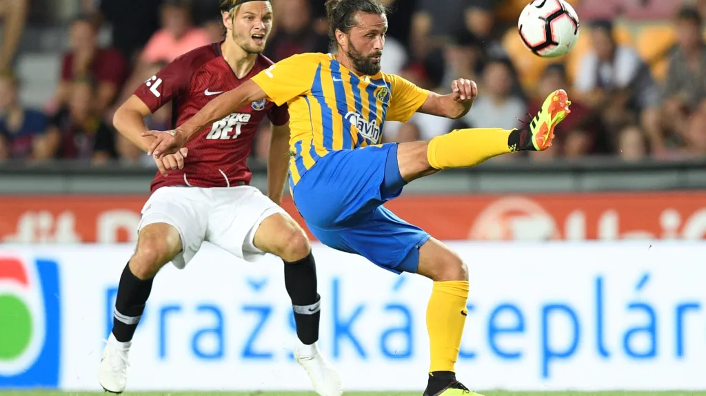 Matěj Pulkrab (vlevo) v utkání proti SFC Opava