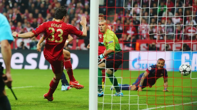 Mario Gomez dává problematický druhý gól Bayernu