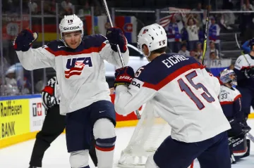 Američan Clayton Keller oslavuje branku do sítě Slovenska