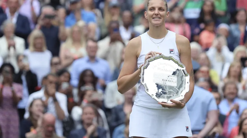 Karolína Plíšková s trofejí z Wimbledonu