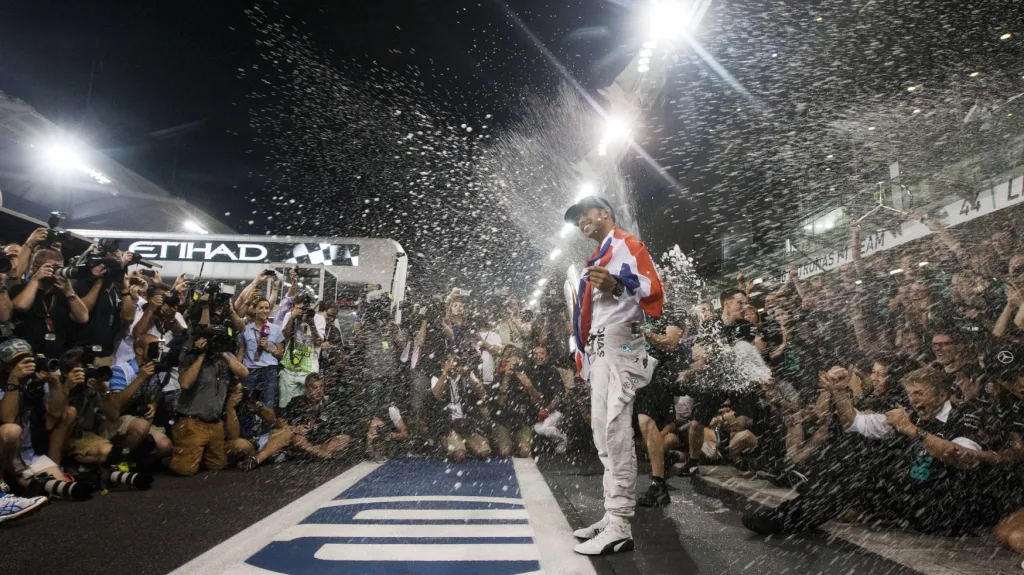Brit Lewis Hamilton slaví titul mistra světa formule 1