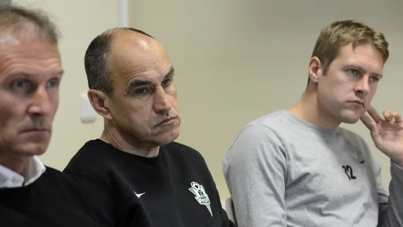 Zleva: Sportovní ředitel Jablonce Petr Flodrman, trenér Václav Kotal a kapitán Karel Piták