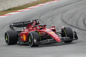 Monopost Ferrari během testování v Barceloně