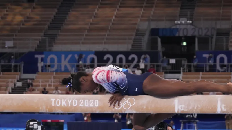 Záznam finále mužů na bradlech a hrazdě a kladiny žen