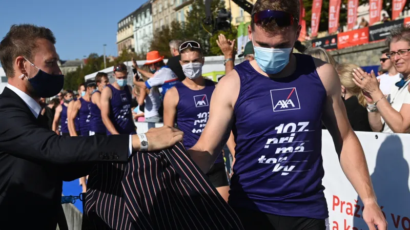 Hlavní závod mužských osmiveslic s ohlasem vítězů