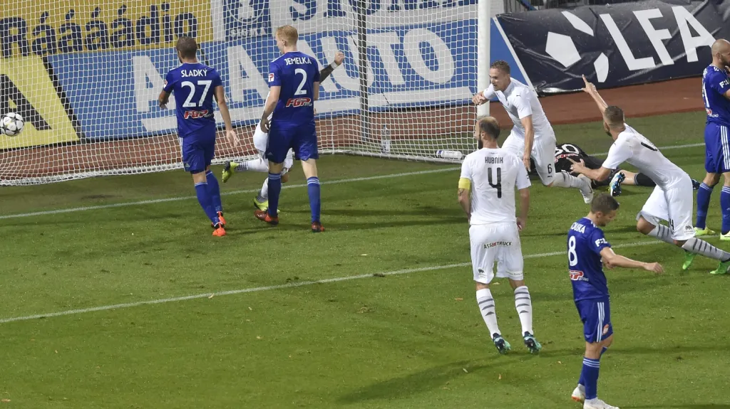 Roman Procházka (u tyče) dal vítězný gól Plzně v Olomouci