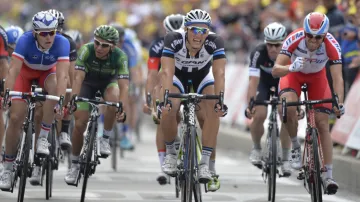 Marcel Kittel poráží soupeře ve čtvrté etapě Tour v Lille