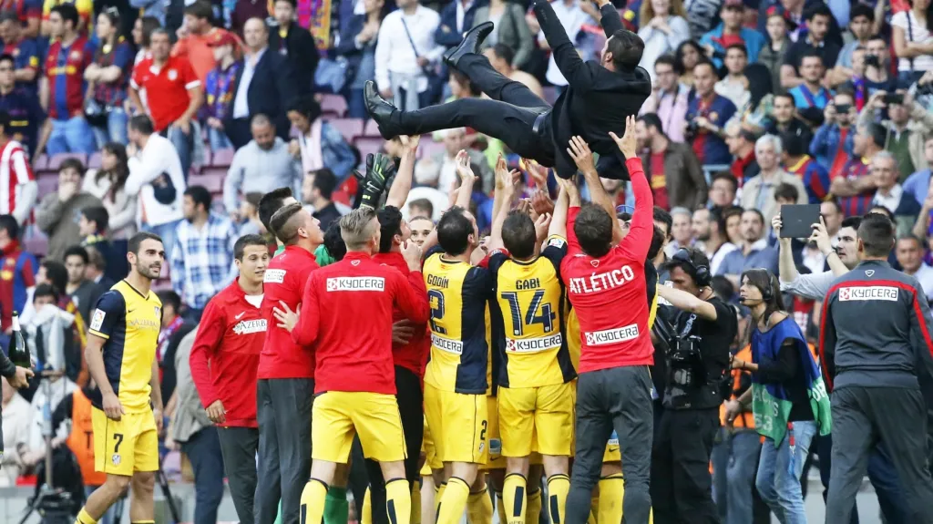 Slavící fotbalisté Atlética Madrid po zisku španělského titulu