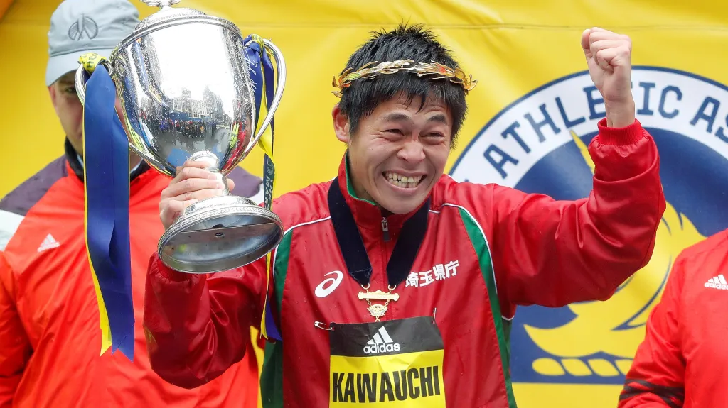 Japonec Juki Kawauči s trofejí pro vítěze Bostonského maratonu