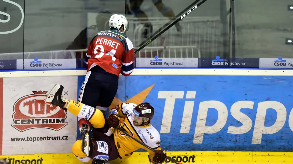 Jordan Perret z Pardubic ve střetu s Janem Zdráhalem z Jihlavy