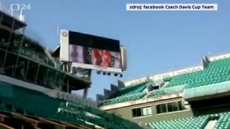 Češi si vyzkoušeli kurt v Paříži