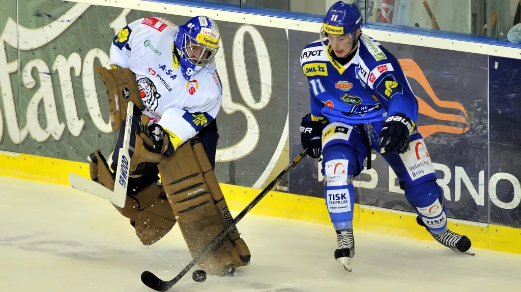 Liberecký brankář Marek Pinc a útočník Komety Miroslav Holec