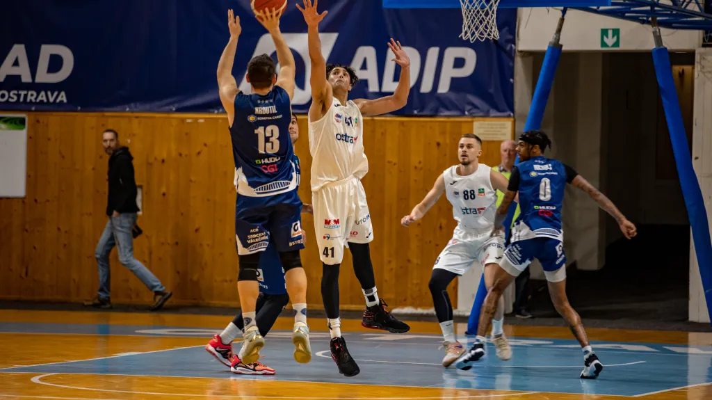 Děčínský Filip Kroutil střílí přes obranu NH Ostravy