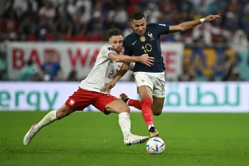 Matty Cash v souboji s Kylianem Mbappém