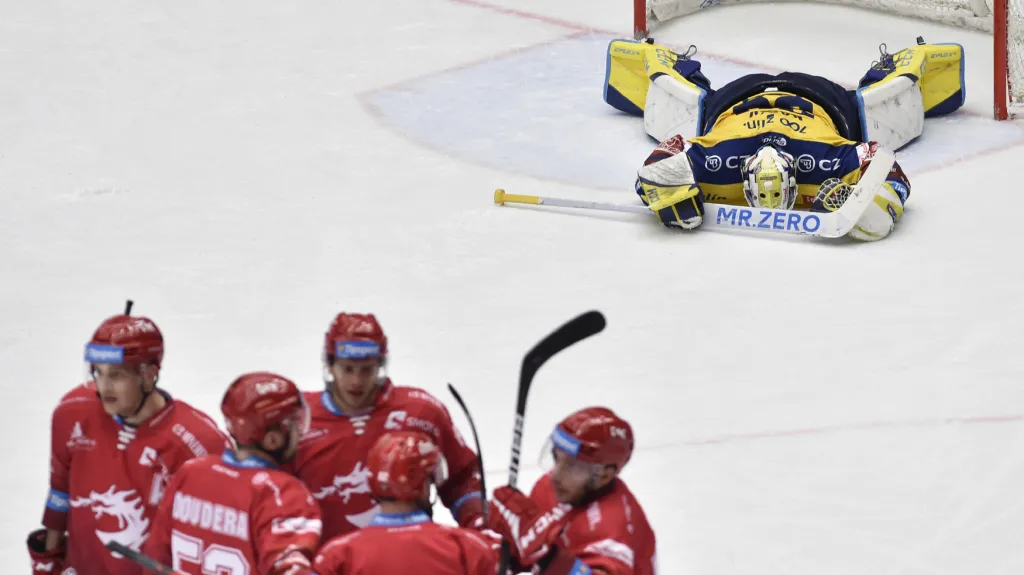 Zlínský brankář Libor Kašík zklamaný po inkasované brance v Třinci