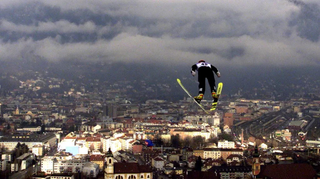 Skokan na lyžích nad Innsbruckem