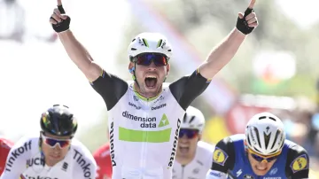 Mark Cavendish poráží Petera Sagana a Marcela Kittela