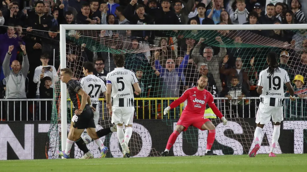 Daniel Fila skóruje proti Juventusu