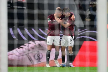 Martin Suchomel přijímá gratulaci od Lukáše Sadílka