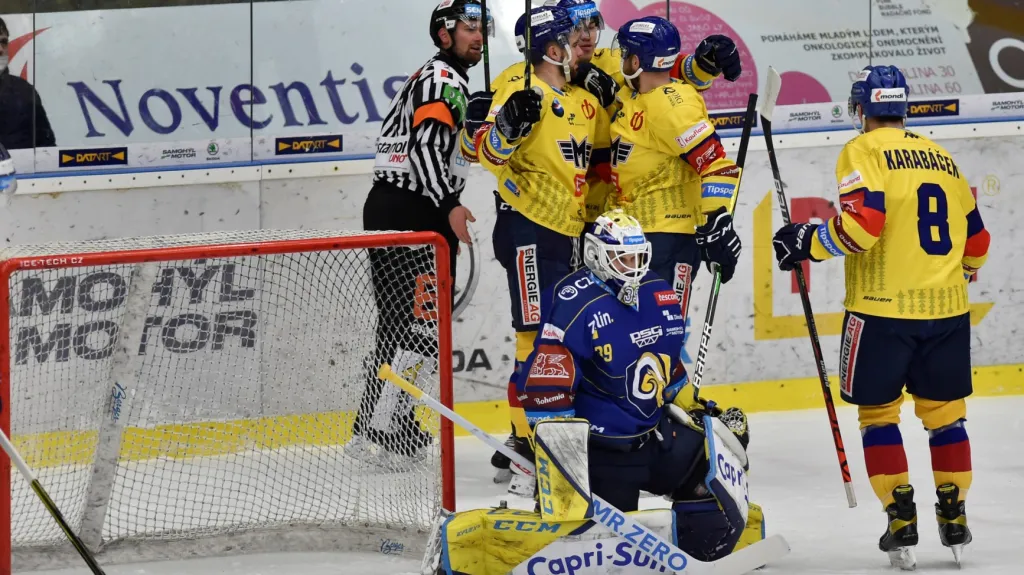 Radost hráčů Českých Budějovic z gólu proti Zlínu