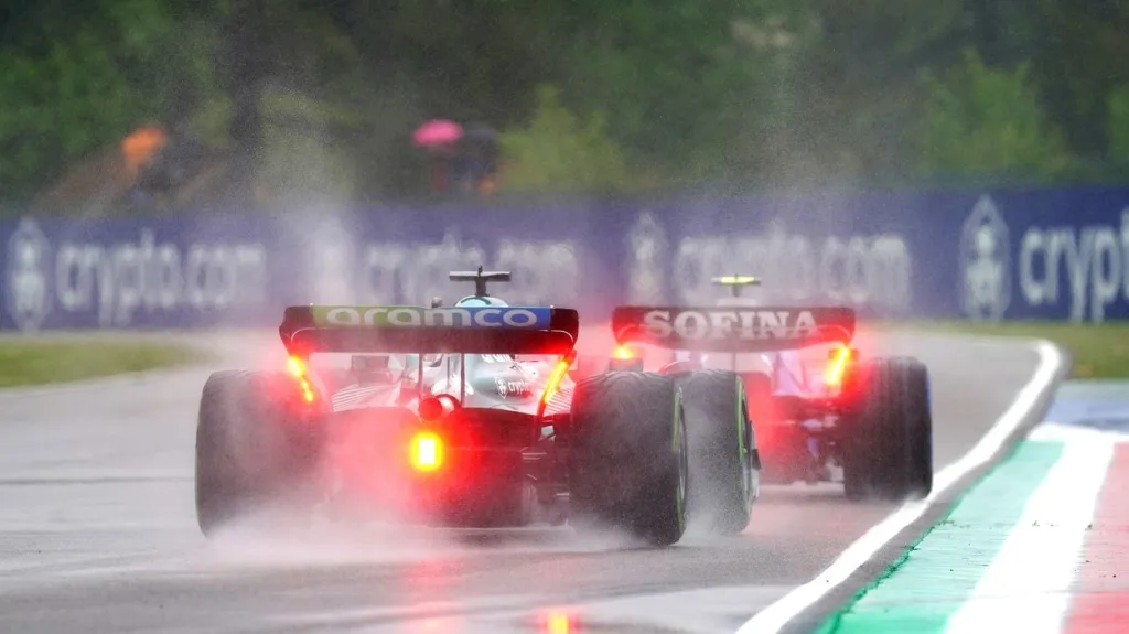 Z okruhu v Imole vyhnala piloty velká voda