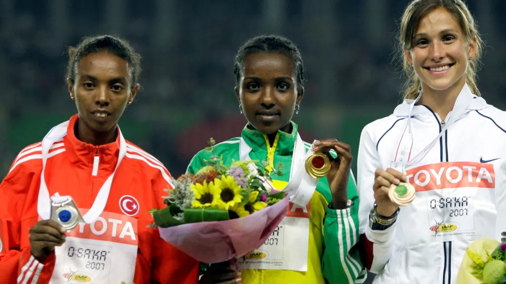 Elvan Abeylegesseová (vlevo) na stupních vítězů v Ósace 2007