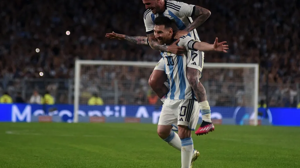 Messi má na zádech De Paula