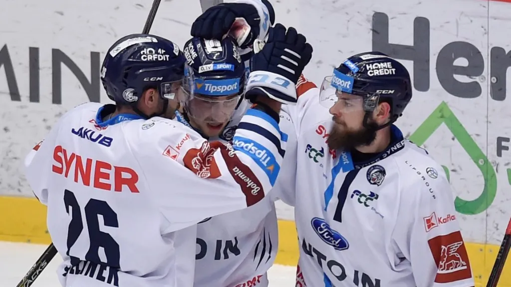 Liberečtí hokejisté slaví trefu Jaroslava Vlacha