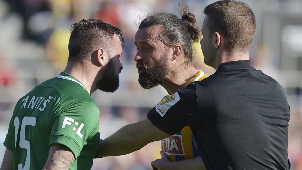 Antonín Fantiš z Příbrami (vlevo) v diskuzi s Pavlem Zavadilem z Opavy. Oba se snaží rozdělit hlavní rozhodčí Pavel Orel