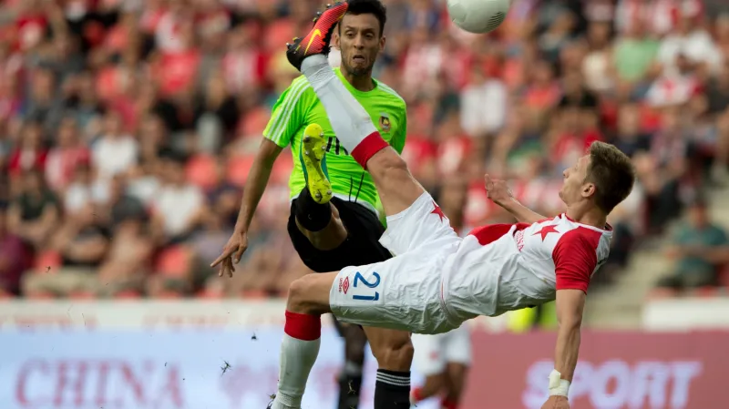 Milan Škoda střílí gól, rozhodčí jej však neuznal