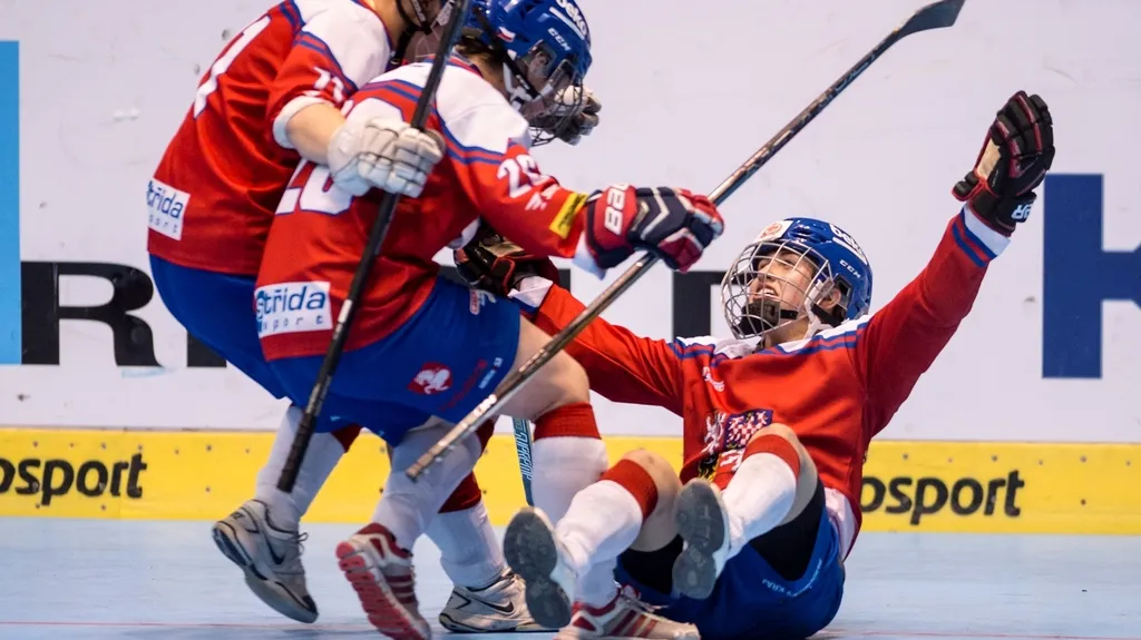 České hokejbalistky se radují z gólu do sítě USA