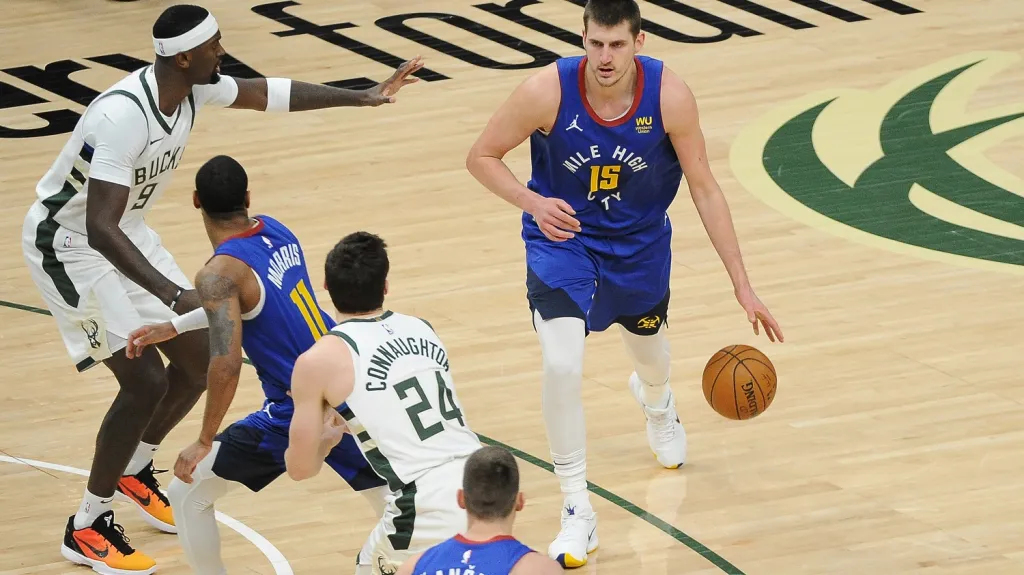 Nikola Jokič v utkání s Milwaukee