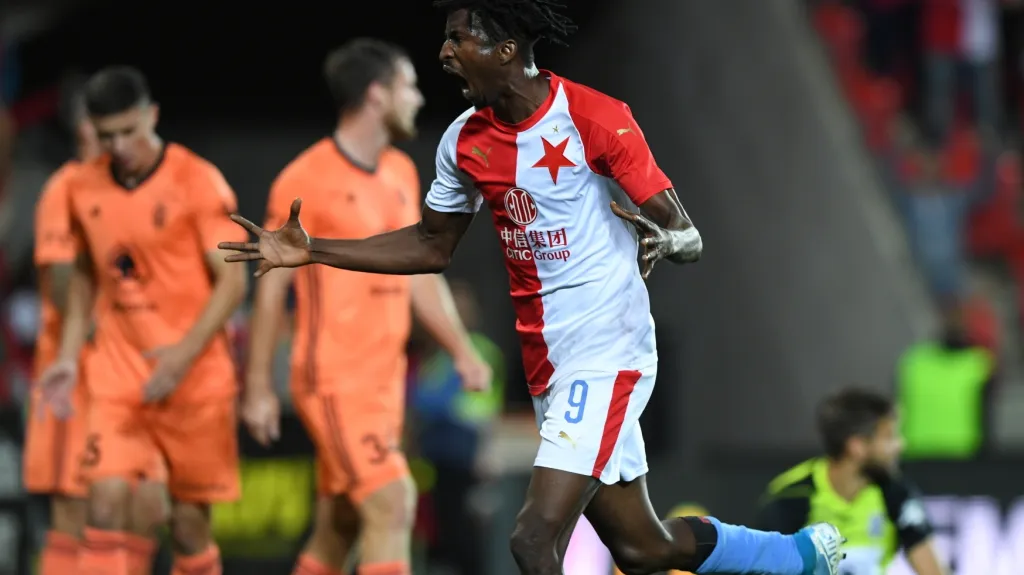 Peter Olayinka ze Slavie se raduje z gólu v síti Mladé Boleslavi