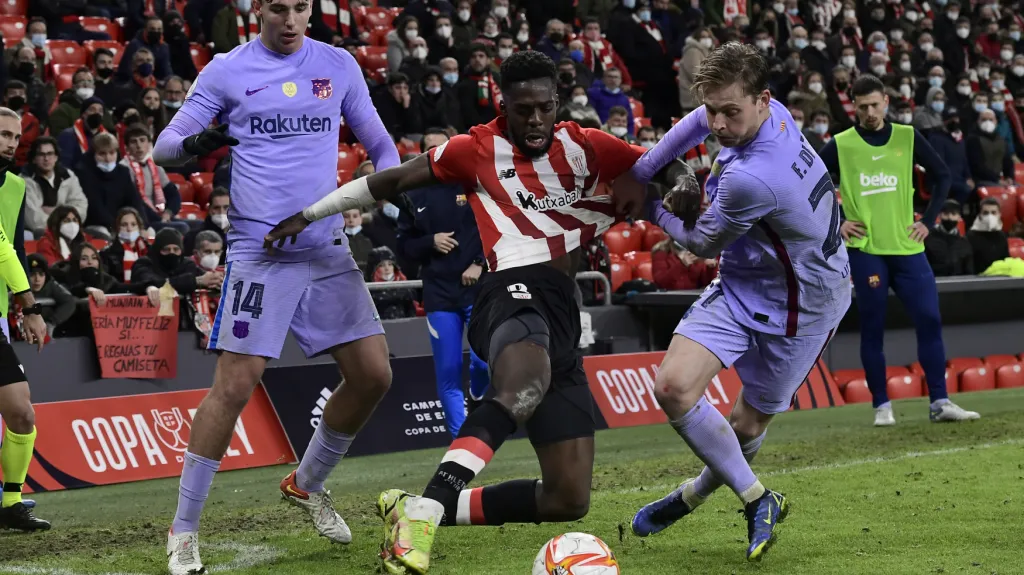 Frenkie de Jong z Barcelony v souboji s Iňaki Williamsem z Bilbaa