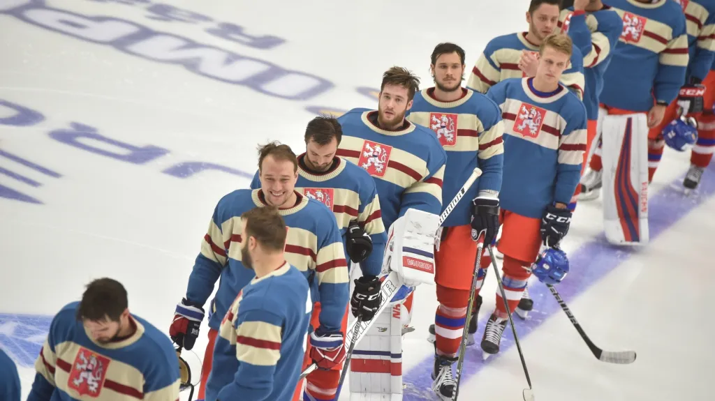 Čeští hokejisté v retro dresech