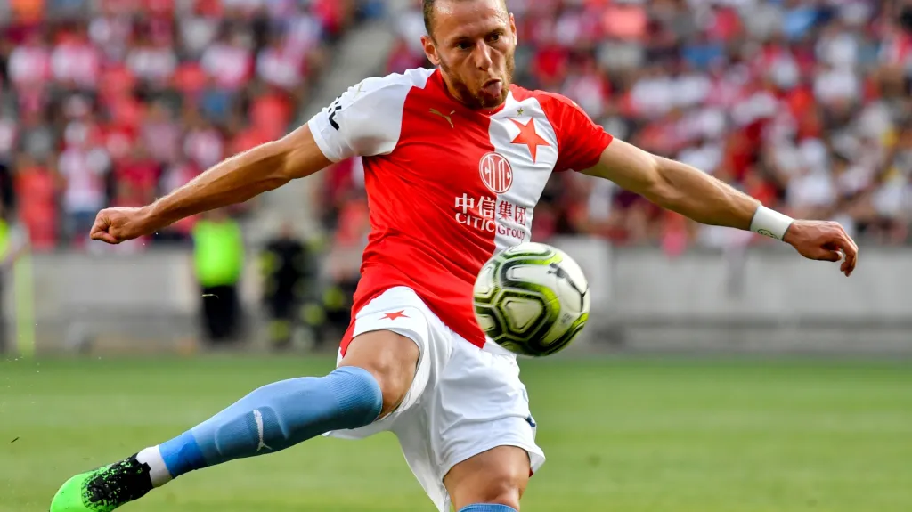 Vladimír Coufal ze Slavie střílí gól do sítě Olomouce