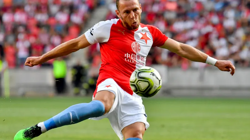 Vladimír Coufal ze Slavie střílí gól do sítě Olomouce