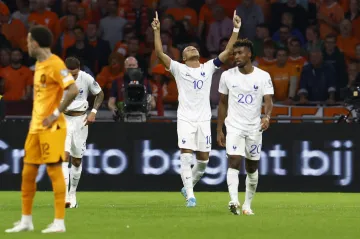 Francouz Kylian Mbappé se raduje z gólu v nizozemské síti