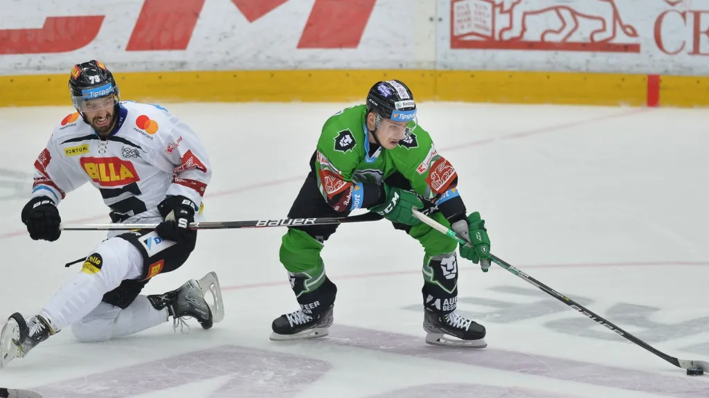 Sparťanský bek Michal Moravčík hákuje Adama Rašku z Mladé Boleslavi