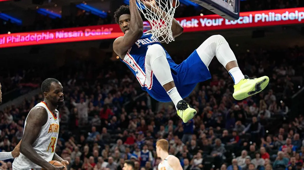 Joel Embiid z Philadelphie po úspěšné smeči v utkání NBA s Atlantou