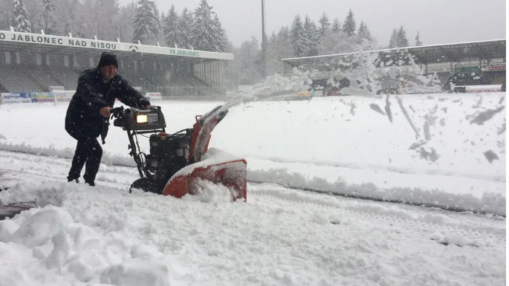 Stadion v Jablonci je pod sněhem