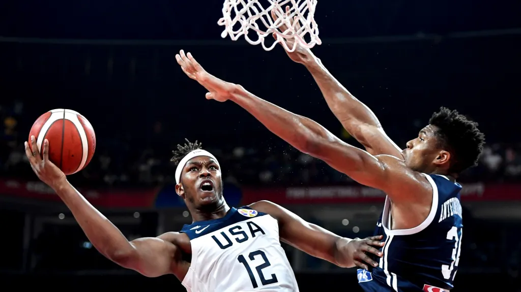 Myles Turner z USA v souboji s Janisem Antetokounmpem z Řecka