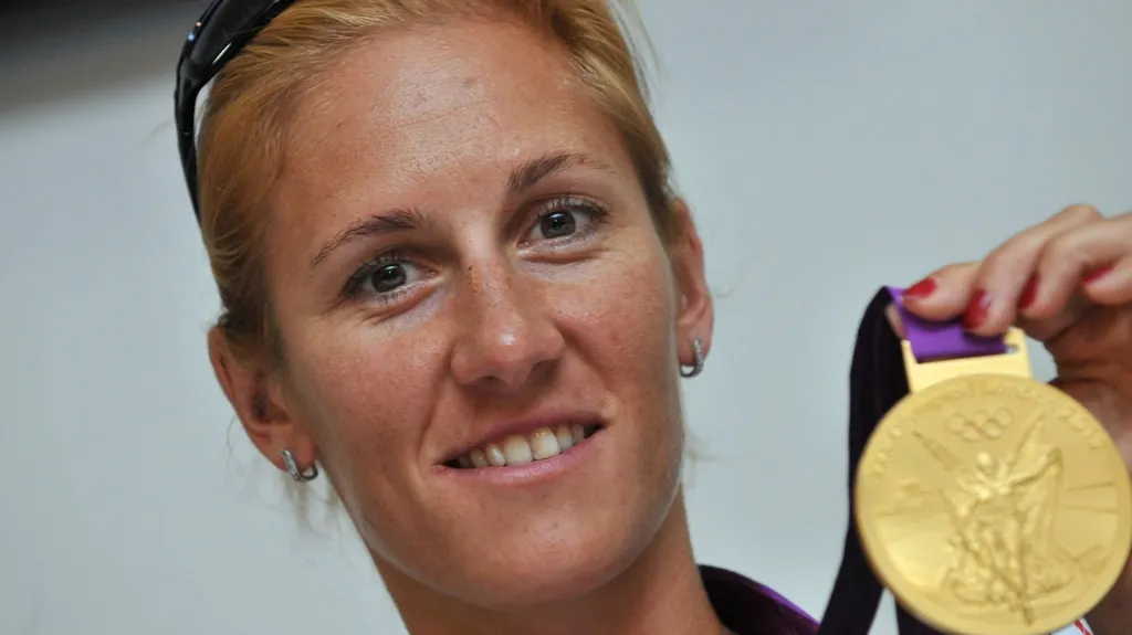 Miroslava Knapková se po příletu pochlubila medailí