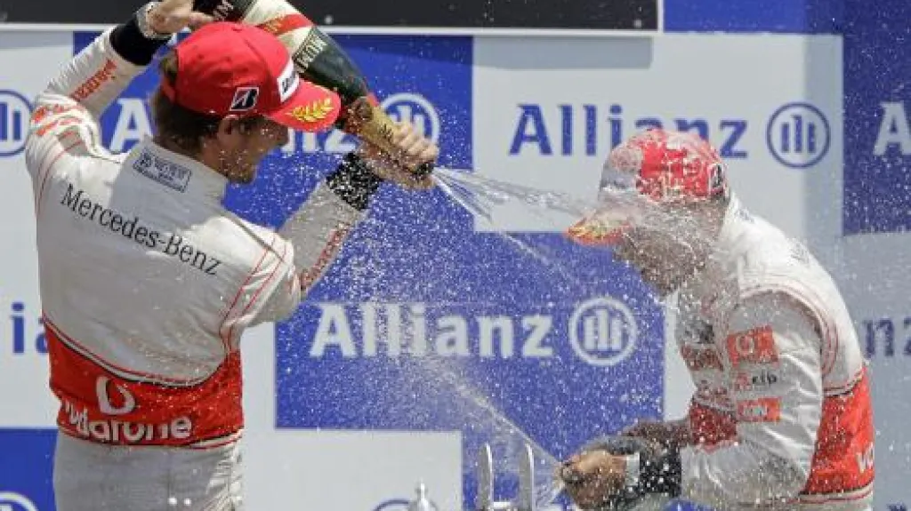 Týmoví kolegové Jenson Button (vlevo) a Lewis Hamilton