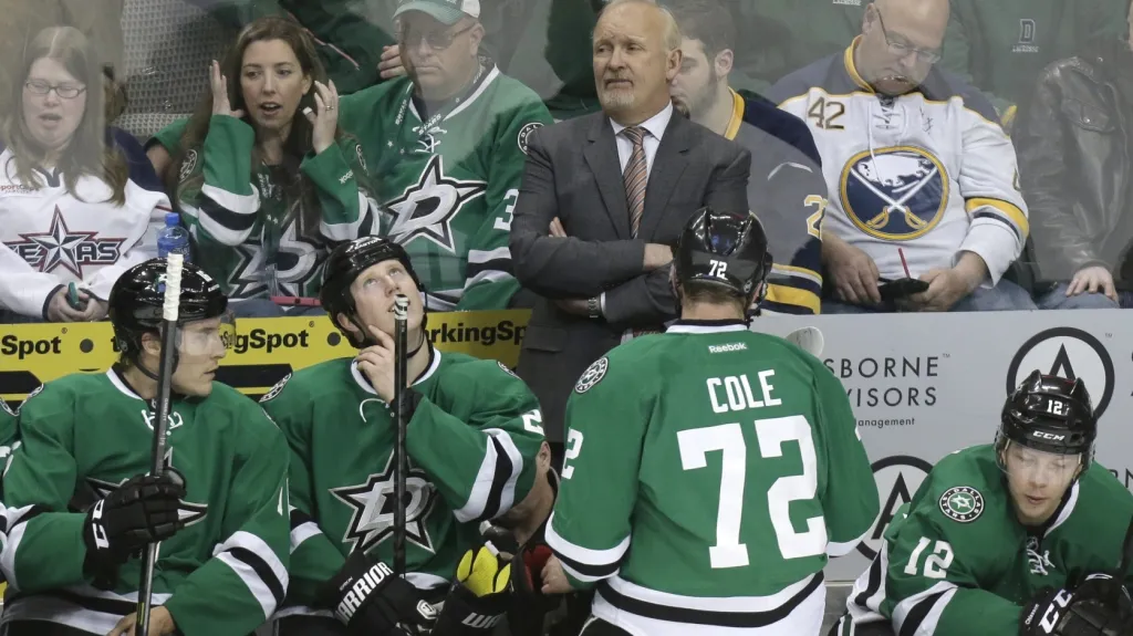 Kouč Lindy Ruff na střídačce Dallasu