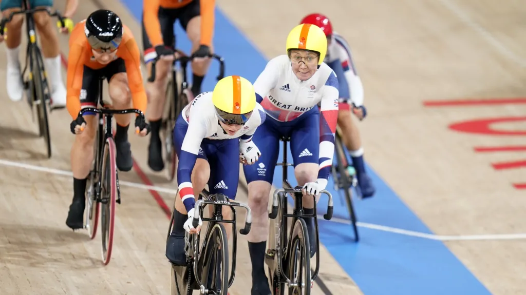 Britky si předávají vedení při premiéře madisonu na OH