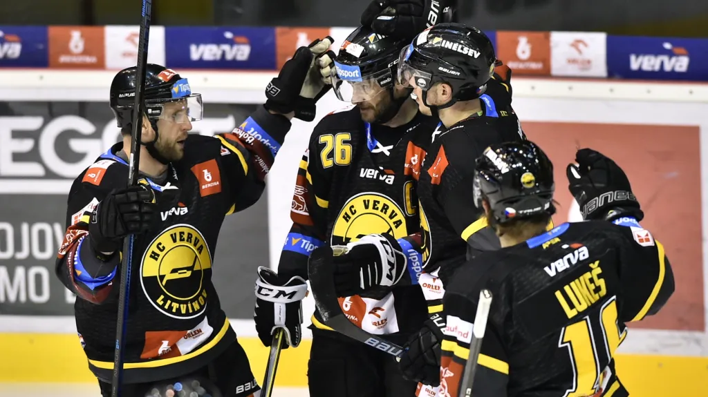 Viktor Hübl slaví gól se spoluhráči z Litvínova