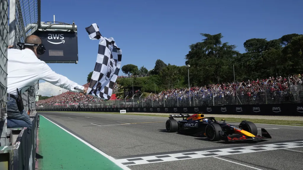 Max Verstappen první v cíli GP Emilie-Romagny