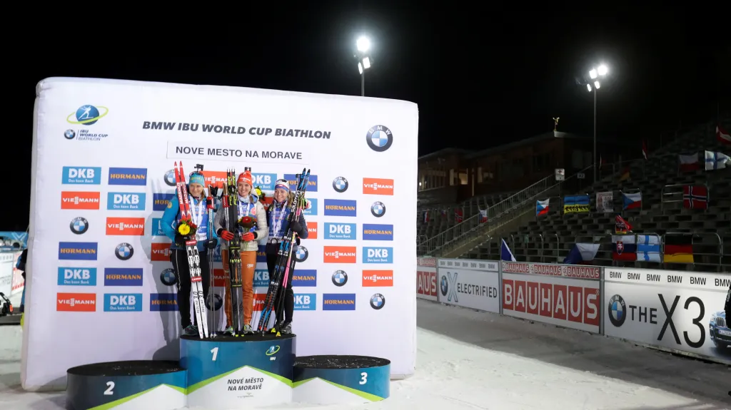 Markéta Davidová na stupních vítězek po sprintu v roce 2020