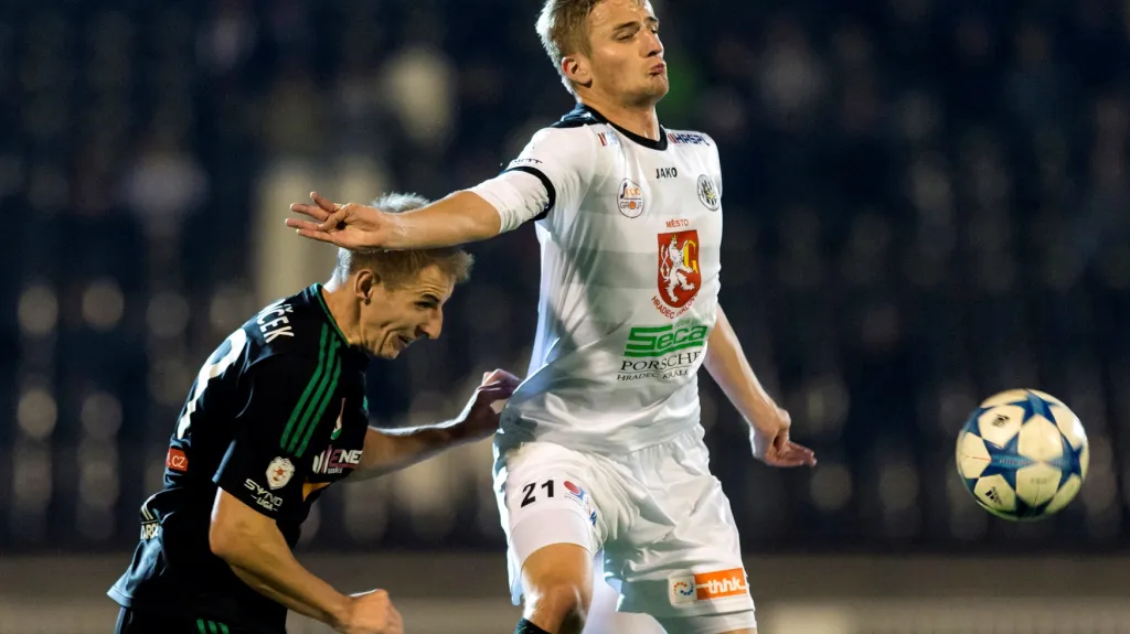 Jan Pázler (vlevo) z Hradce Králové v souboji o míč